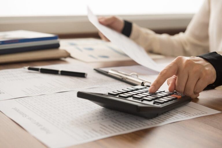 Comment savoir si on a droit au chômage : quelles conditions remplir 2 personne consultant ses papiers avec calculatrice