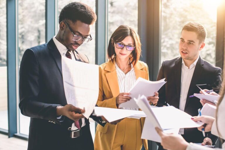 personne creant entreprise avec documents officiels