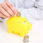Le Versement au CET Sur PERCO Est-Il Déductible Des Impôts personne-deposant-argent-dans-tirelire-transparente