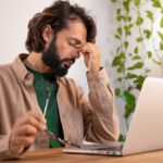 Comment récupérer un compte quand on a oublié son mot de passe personne-devant-ordinateur-stressee-reflechissant