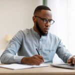 Comment Rédiger Un Rapport de Gestion Pour Une SAS personne-ecrivant-un-rapport-professionnel-moderne