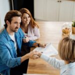 personne-en-fauteuil-roulant-consultant-un-agent-immobilier