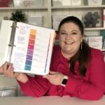 personne-organisant-son-budget-avec-des-papiers-colores