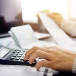 Que Puis-Je Déduire De Mes Impôts Pour Réduire Ma Fiscalité personne-reflechissant-avec-papiers-et-calculatrice
