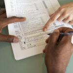 personne-remplissant-declaration-fiscale-avec-documents