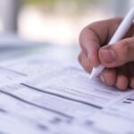 Comment Remplir Le Cerfa Pour Faire Des Dons Aux Associations personne-remplissant-formulaire-administratif-avec-stylo