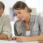 personne-remplissant-un-formulaire-contestation-pv-stationnement