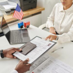 personne-remplissant-un-formulaire-dinscription-administrative