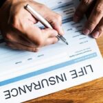 Quels Documents Faut-Il Fournir Pour Obtenir Une Assurance Vie personne-signant-un-contrat-dassurance-vie