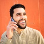 personne-souriante-parlant-au-telephone-orange