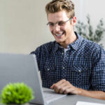 personne-souriante-utilisant-un-ordinateur-portable