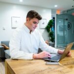 personne-travaillant-confortablement-sur-ordinateur-portable