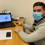 personne-utilisant-ordinateur-avec-site-maprimerenov-ouvert