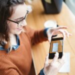personne-utilisant-smartphone-pour-prendre-rendez-vous-bancaire