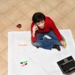 Comment Créer et Gérer Son Compte Pour Prime Rénov Facilement personne-utilisant-un-ordinateur-avec-documents-renovation