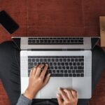 personne-utilisant-un-ordinateur-portable-moderne