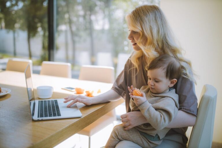 personne utilisant un ordinateur pour declarer cesu