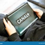 personne-utilisant-un-smartphone-avec-logo-canal-plus