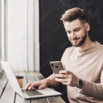 personne-utilisant-un-telephone-et-ordinateur-portable