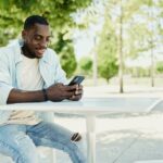 Comment Contacter Ma Prime Rénov Par Téléphone Facilement personne-utilisant-un-telephone-portable-moderne