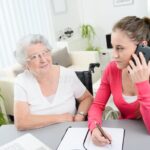 Comment Contacter L'ANTS Par Téléphone Pour Vos Démarches Administratives personne-utilisant-un-telephone-pour-demarches-administratives