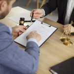 personnes-discutant-autour-de-documents-legaux