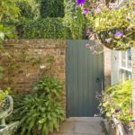 petit-portail-de-jardin-en-bois-decoratif-securise
