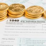 Faut-Il Déclarer L'Or Aux Impôts En France Guide Pratique Et Obligations piece-dor-brillante-sur-fond-de-documents-fiscaux