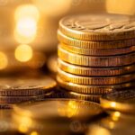 piles-de-pieces-et-billets-en-gros-plan