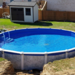 piscine-semi-enterree-en-cours-dinstallation-exterieure