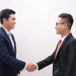 poignee-de-main-entre-deux-particuliers-souriants