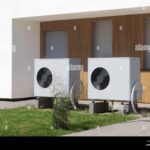 pompe-a-chaleur-moderne-devant-maison-ecologique