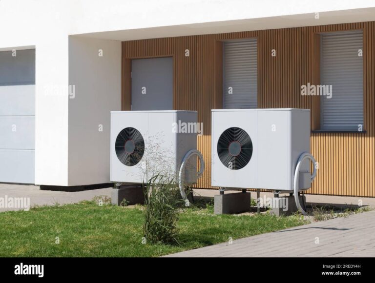 pompe a chaleur moderne devant maison ecologique
