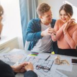 Comment déclarer les revenus locatifs en tant que propriétaire proprietaire-avec-cles-devant-appartement-lumineux