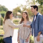 rencontre-entre-voisinage-et-agent-immobilier-souriant
