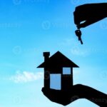 Comment Désigner Un Bénéficiaire D’Assurance Vie Sans Lien De Parentalité silhouette-de-mains-tenant-une-maison-symbolique