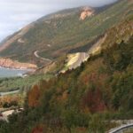 Comment Trouver Une Location De Voiture Adaptée Entre Loudéac Et Saint-Brieuc voiture-de-location-sur-route-entre-villes-bretonnes