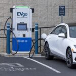 voiture-electrique-route-compteur-kilometres-voyage